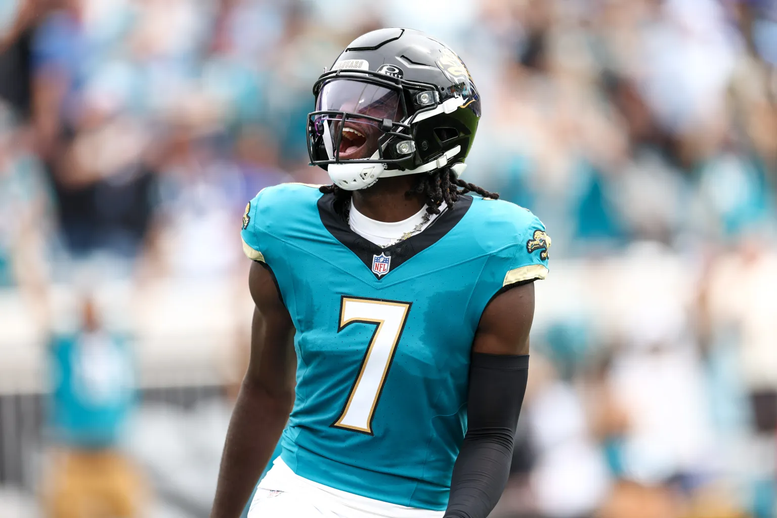 Brian Thomas Jr. is stable and returns to sideline after hard fall in practice